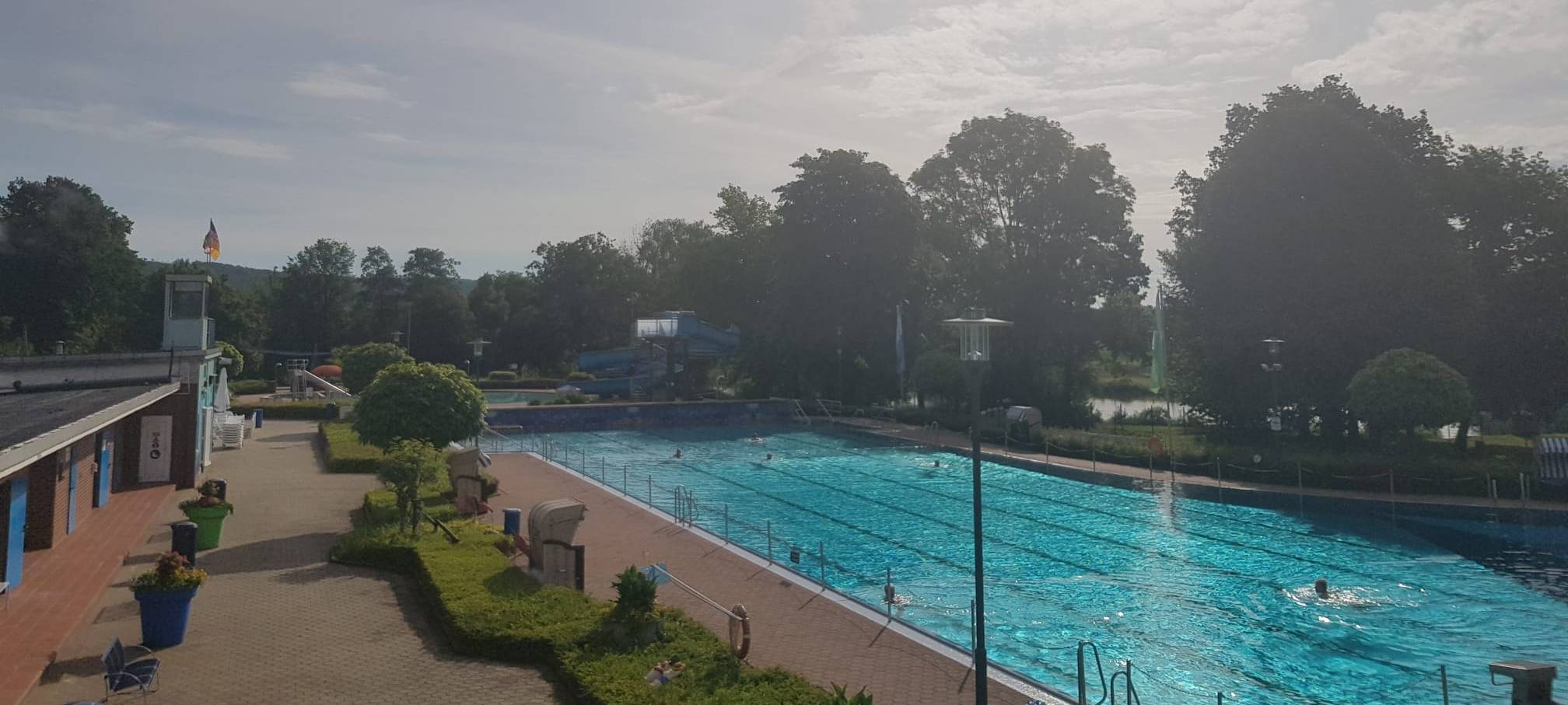 Schwimmmeister rettet Badegast in Wickede das Leben