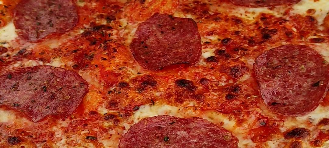 Eine Pizza aus dem Pizza-Automaten.