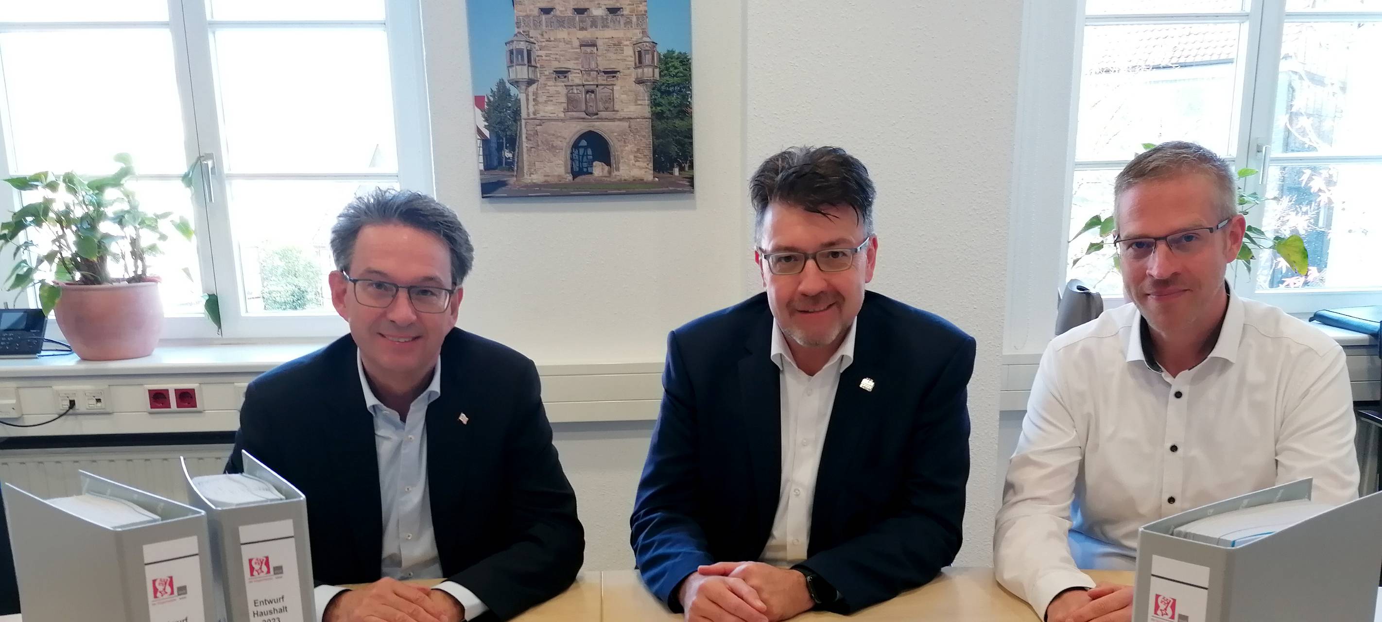 Bürgermeister Dr. Eckhard Ruthemeyer, der Kämmerer Peter Wapelhorst und Stefan Meyer, Abteilungsleiter Finanzen der Stadt Soest stellen den Haushaltsplan vor.