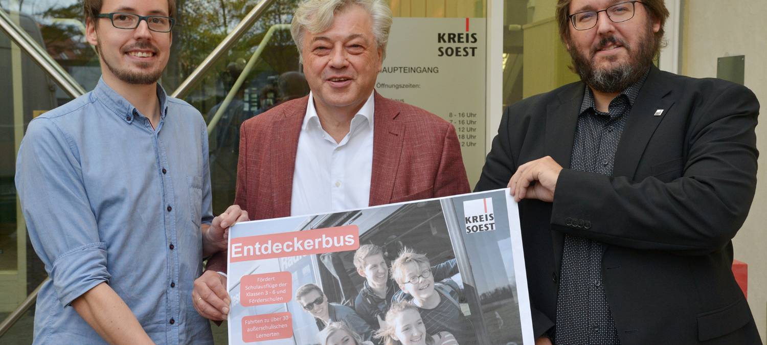 Dr. Jürgen Wutschka (Dezernent Regionalentwicklung), Julian Schmidt (Abteilungsleiter Planung und Entwicklung) sowie Gunnar Wolters (Sachgebietsleiter Verkehr und Mobilität) haben jetzt im Soester Kreishaus das neue Projekt „Entdeckerbus“ vorgestellt.