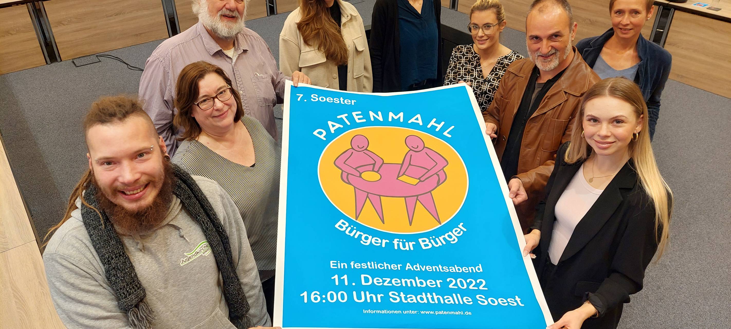 Die Organisatoren des Soester Patenmahls mit einem Plakat zur Veranstaltung.Die Organisatoren des Soester Patenmahls mit einem Plakat zur Veranstaltung.