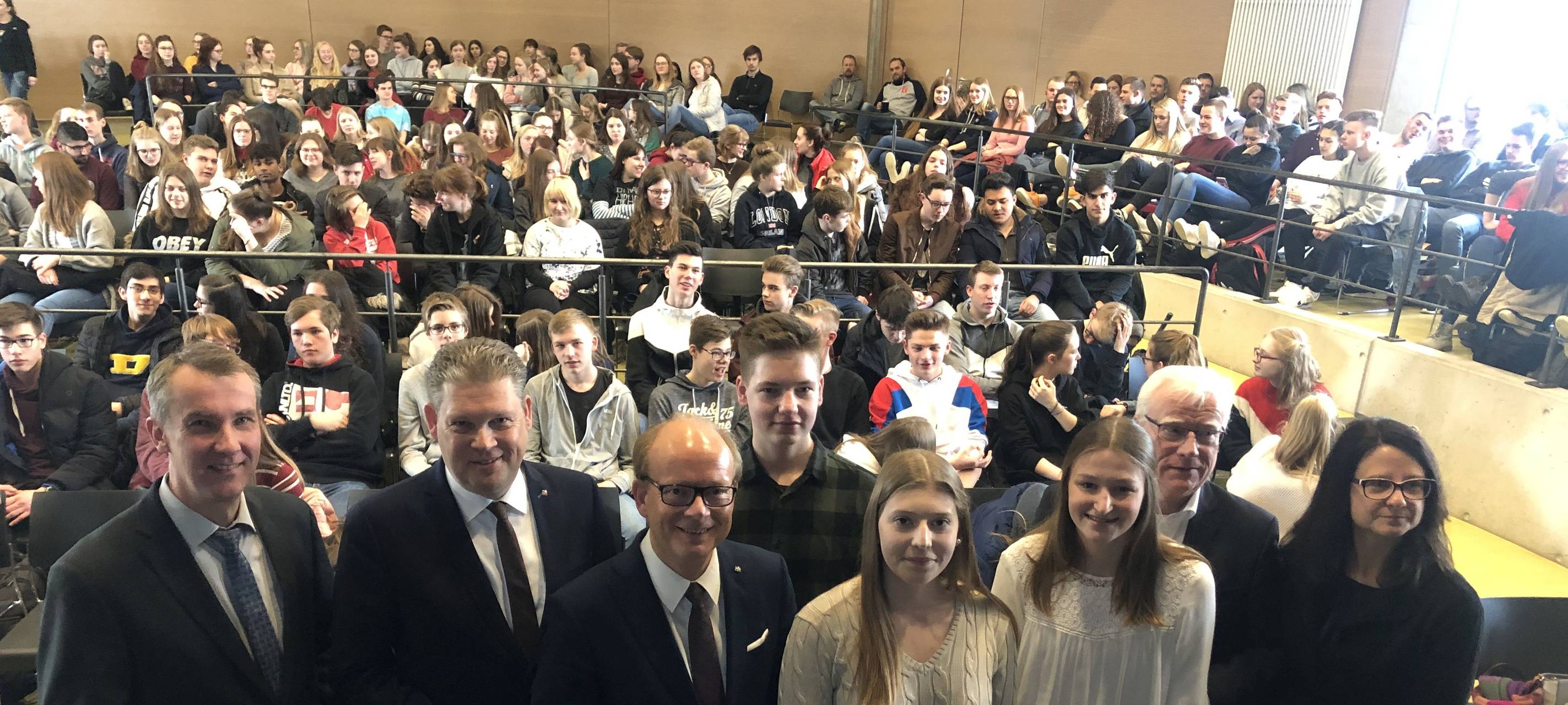 Politiker diskutiert mit Jugendlichen