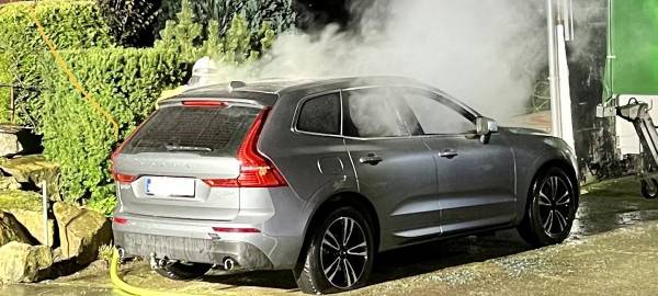 In Lippstadt hat auf einem Hof ein Auto gebrannt.