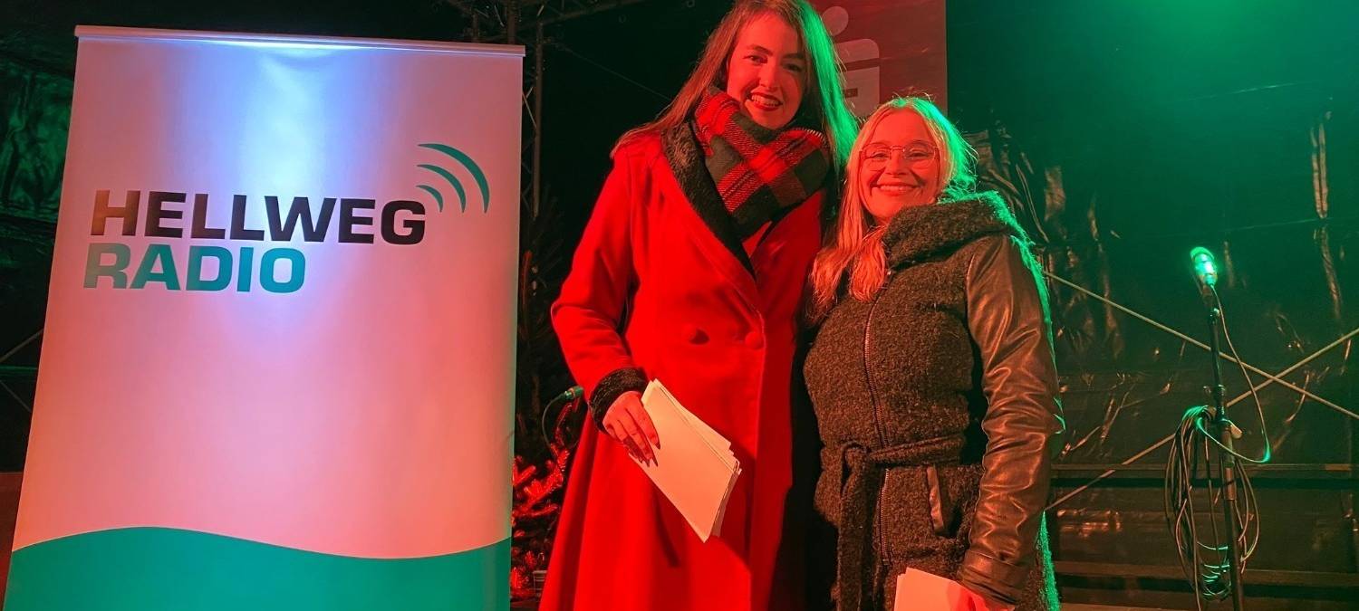 Denise Rüscher und Franzi Reinl als Moderatorinnen beim Adventsleuchten in Werl.