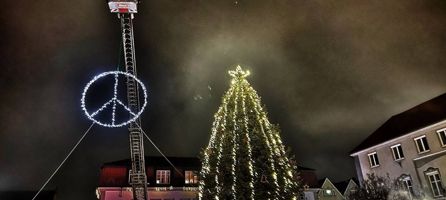 Der singende Feuerwehrmann AJ Kheir beim Adventsleuchten in Werl.