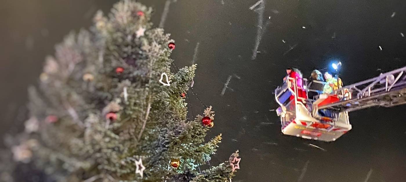 Das Schmücken des Tannenbaums auf dem Werler Marktplatz.