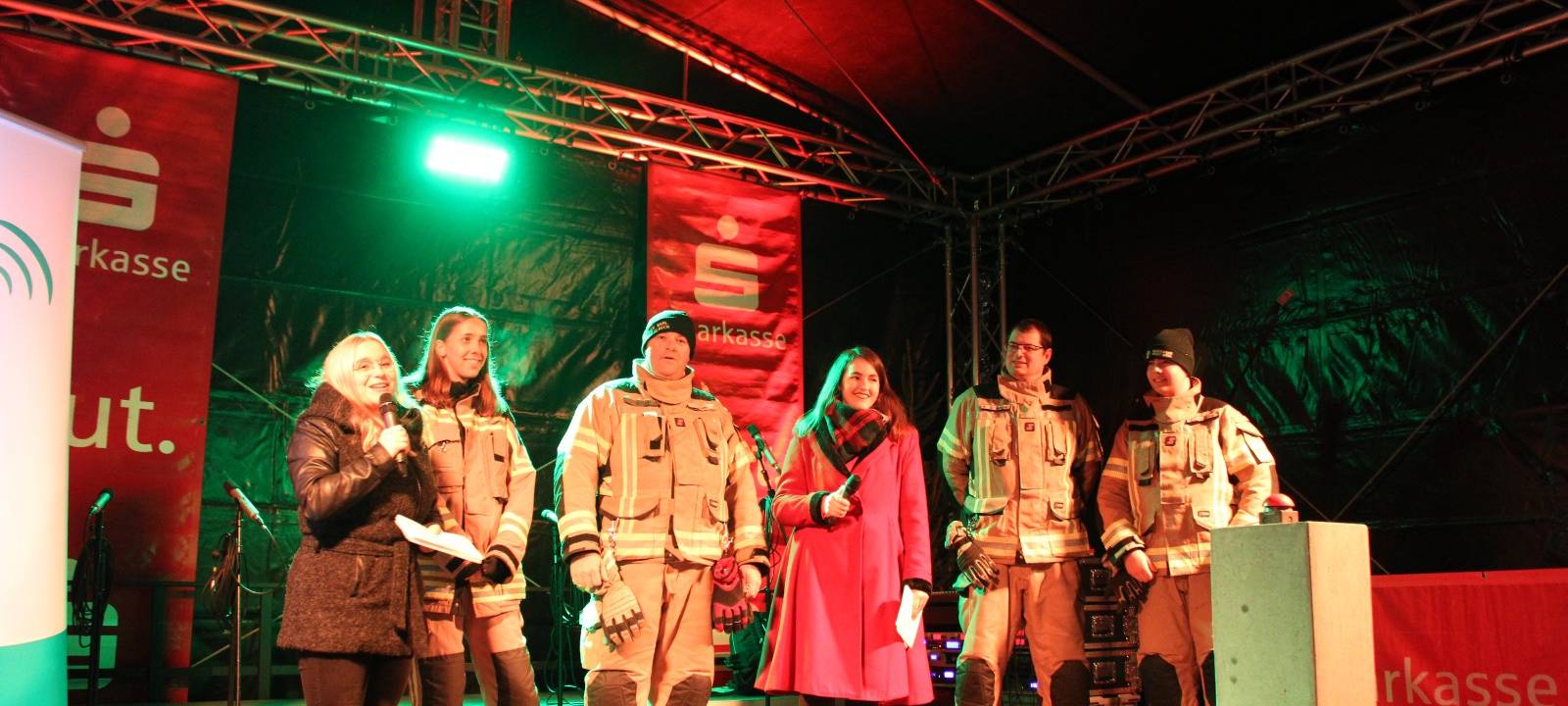 Die Moderatorinnen Denise Rüscher und Franzi Reinl interviewen Feuerwehrleute.