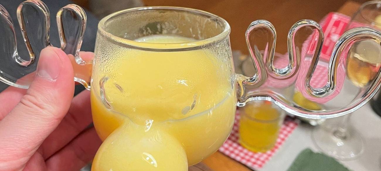 Der Eierpunsch in einem Elchglas