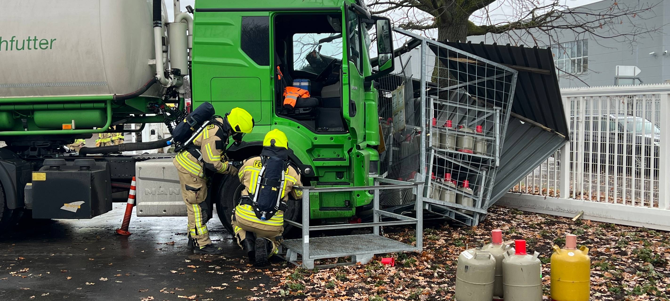 Werl: LKW rollt unkontrolliert in Gasflaschenlager
