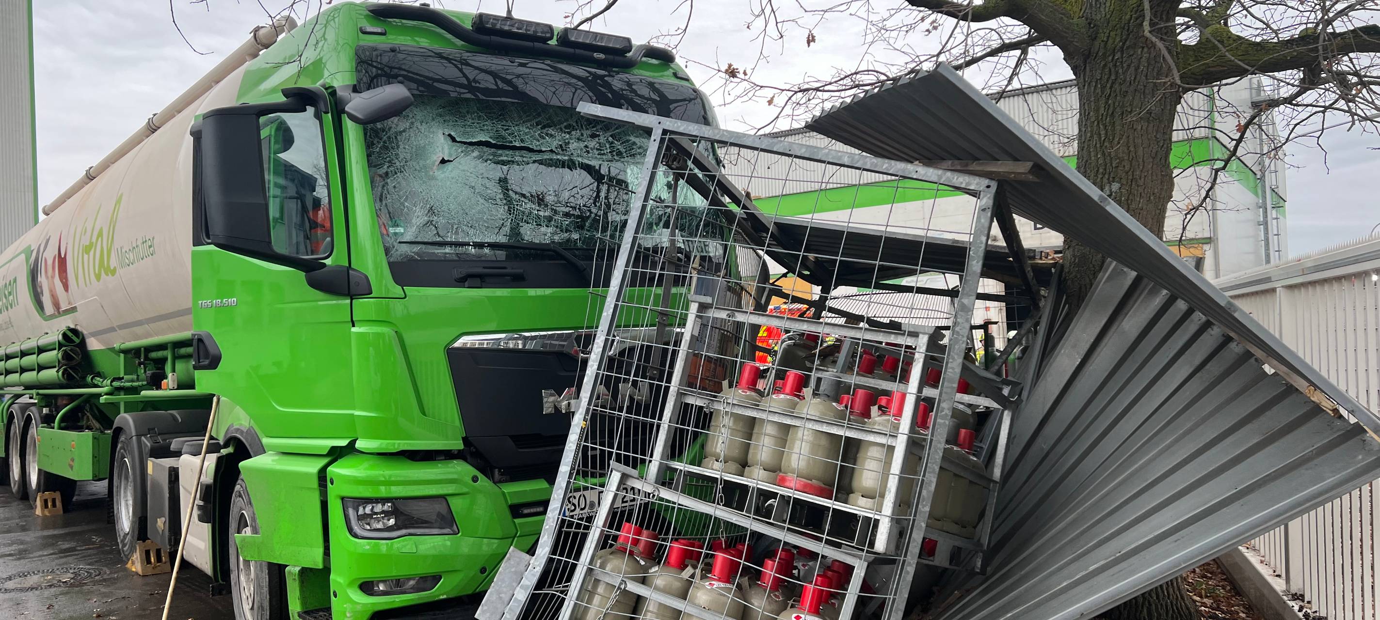 Werl: LKW rollt unkontrolliert in Gasflaschenlager