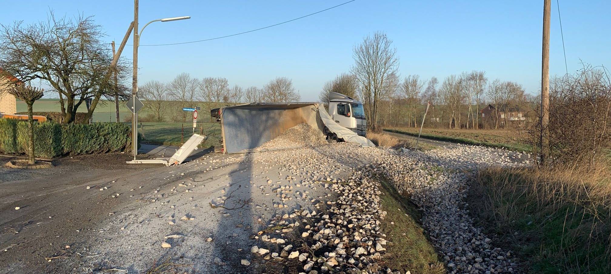 LKW mit Kiesladung umgekippt