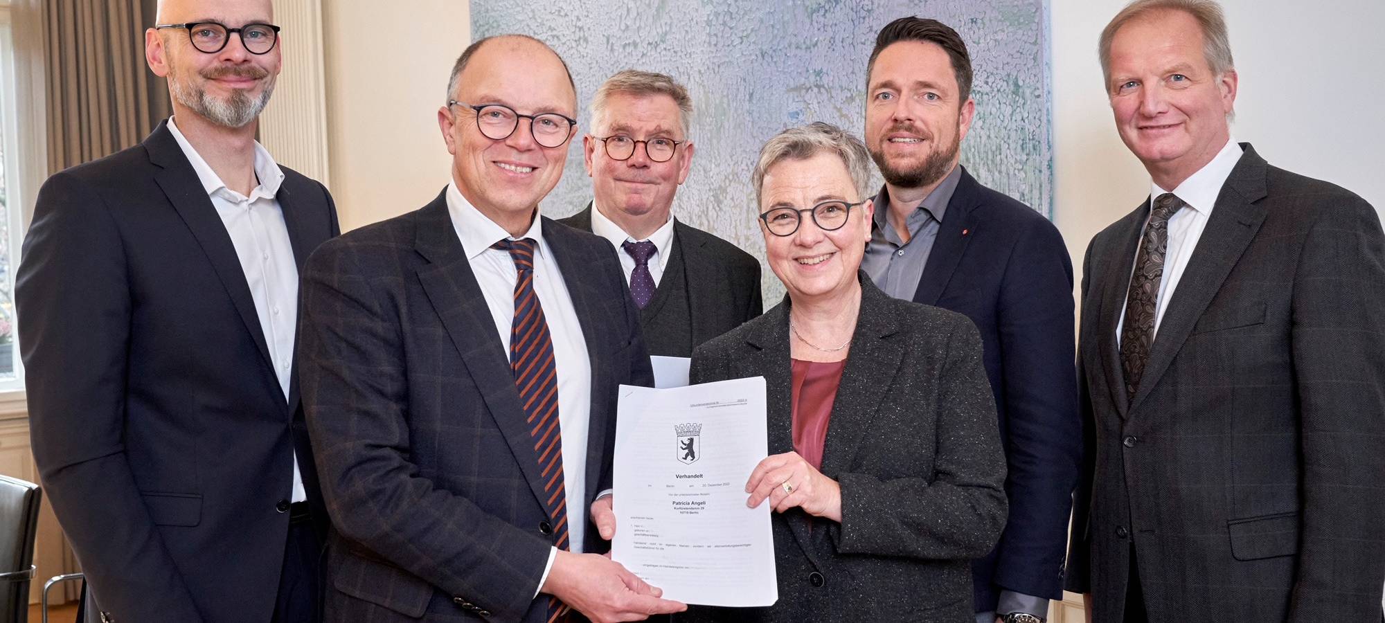 Nach der notariellen Beurkundung: V.l. Michael Wermker (Vorstand Valeo-Kliniken GmbH), Frank Böker (Vorsitzender der Geschäftsführung Johanniter GmbH), Pfarrer Reinhard Witt (Kirchenkreis Münster) sowie Superintendentin Kerstin Goldbeck (Kirchenkreis Hamm), Matthias Becker (Geschäftsführer Johanniter GmbH) und Rechtsanwalt Wolfram Friedrichs (Kirchenkreis Münster).