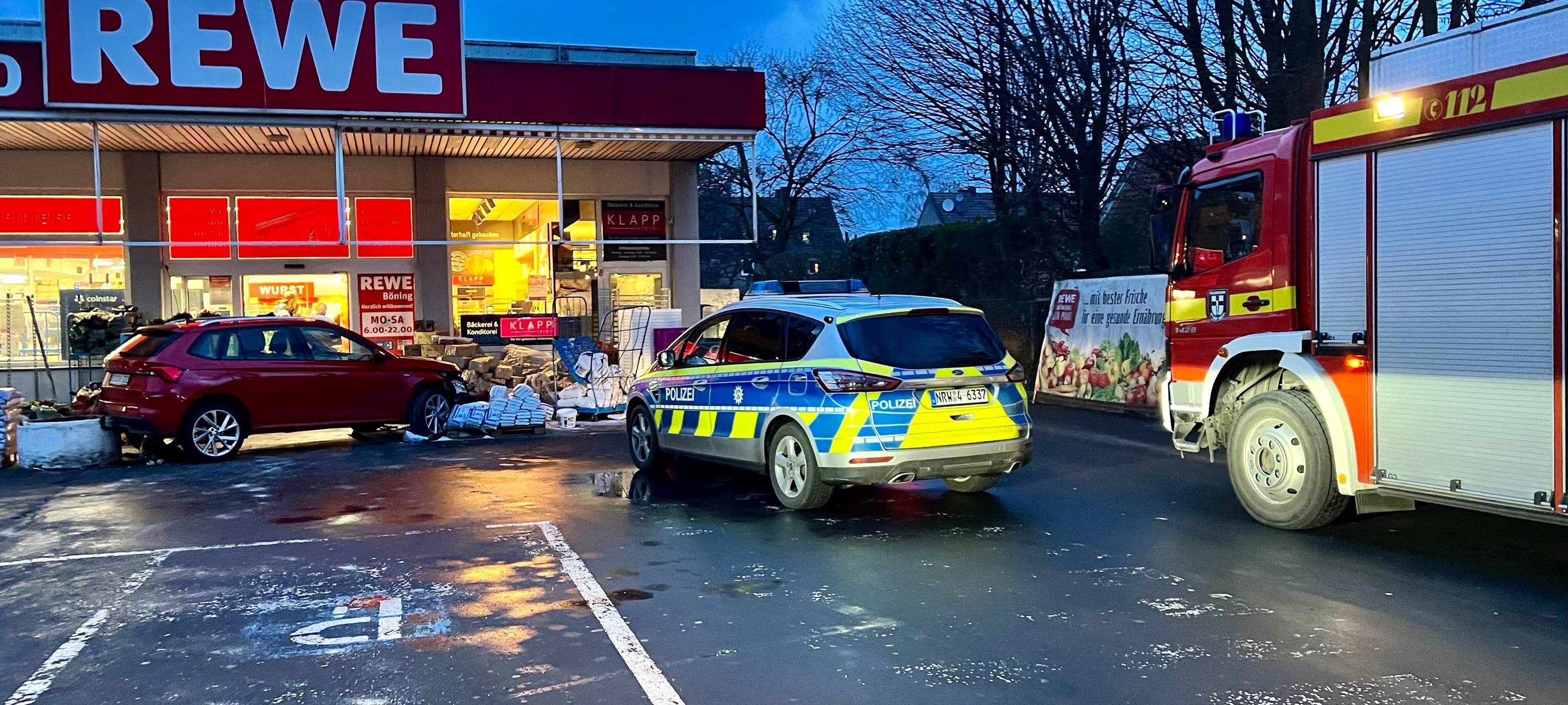 Am Rewe Markt in Werl ist ein Auto in die Auslagen vor dem Eingang gefahren.
