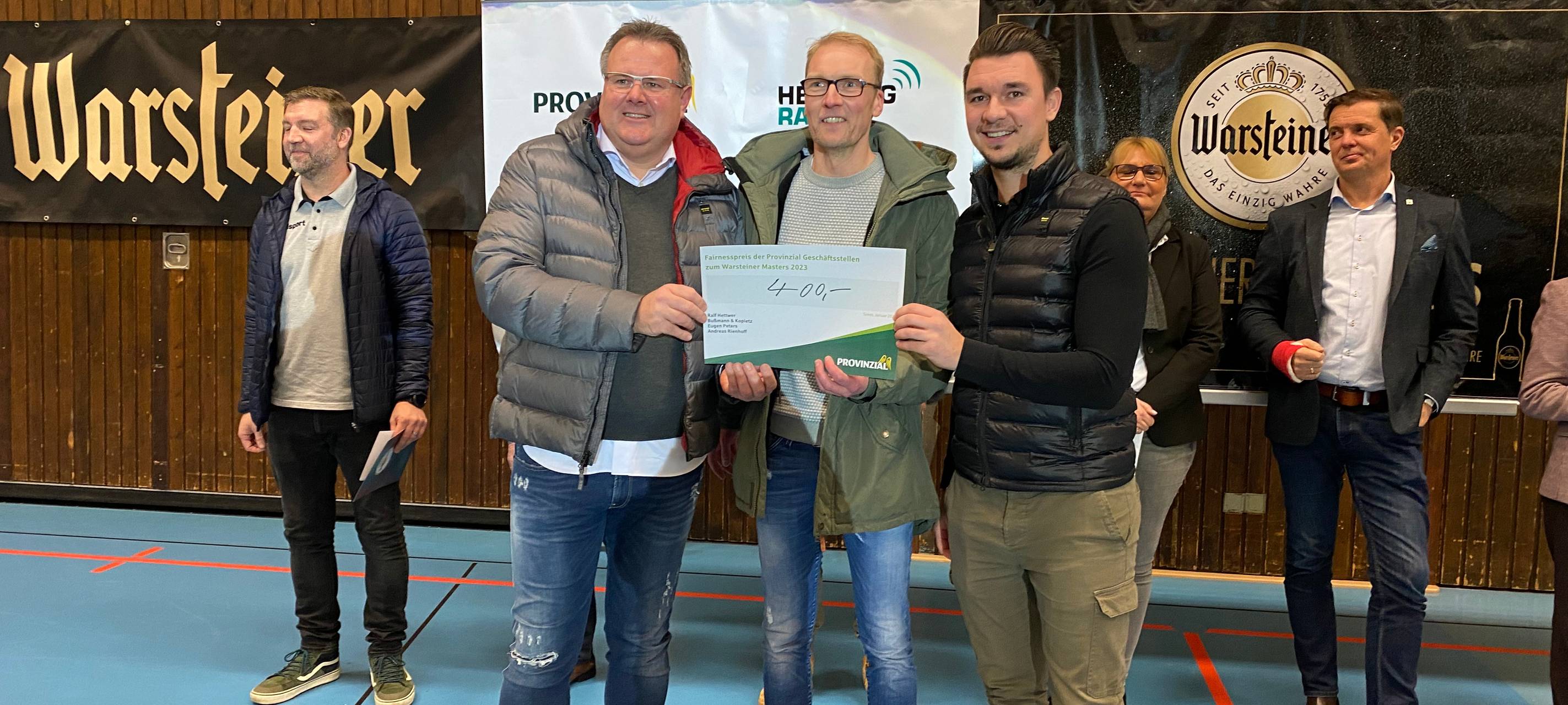 Der Höinger SV bekommt den Fairplay-Pokal beim Warsteiner Masters.