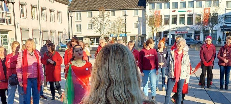 "one billion rising"-Demos auch im Kreis Soest