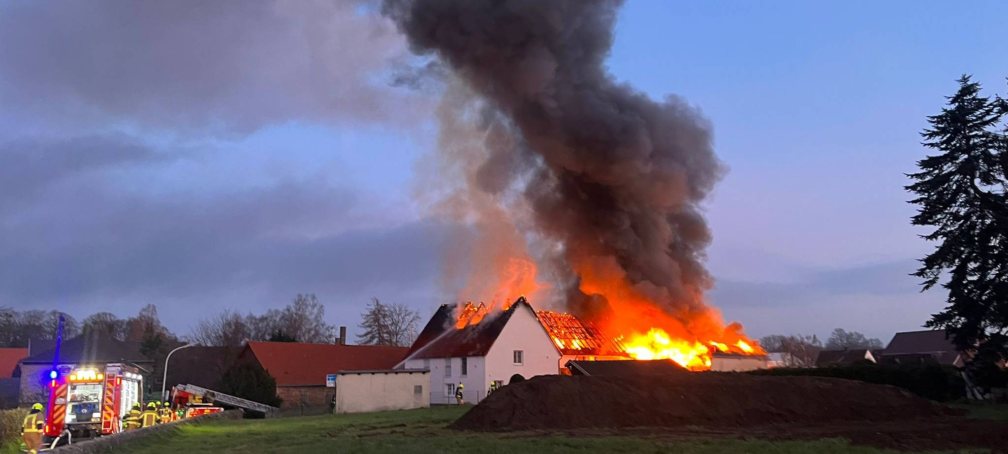 Großer Feuerwehreinsatz in Werl: Wohnhaus steht in Flammen