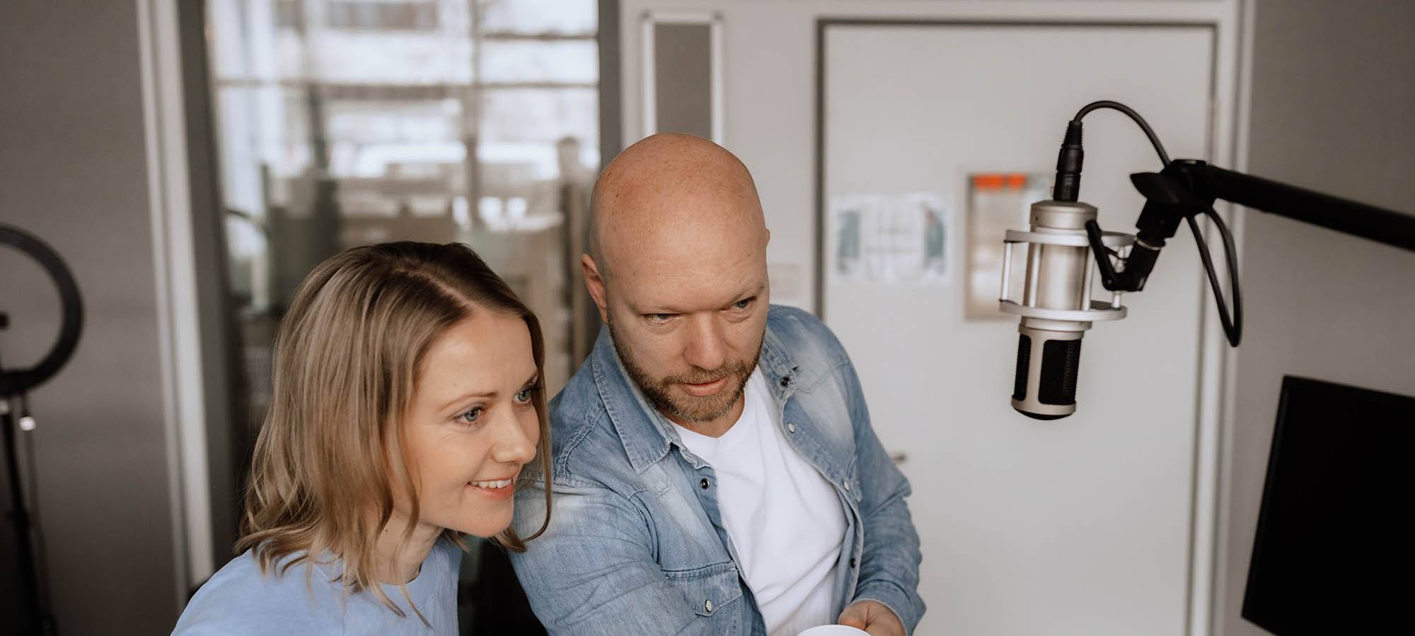 Morgen Moderatoren André Joosten und Michi Arlt von Hellweg Radio.