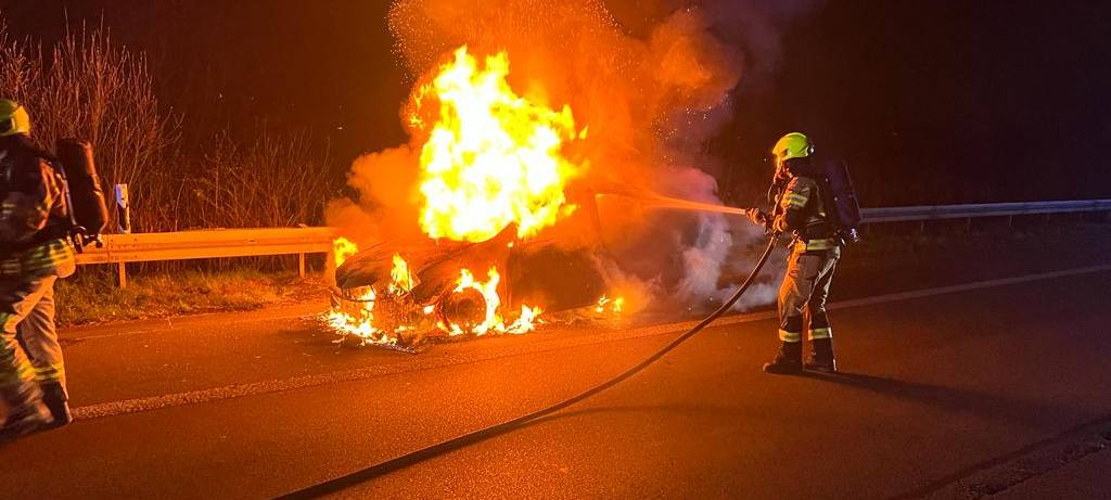 Autobrand am Abend auf A445