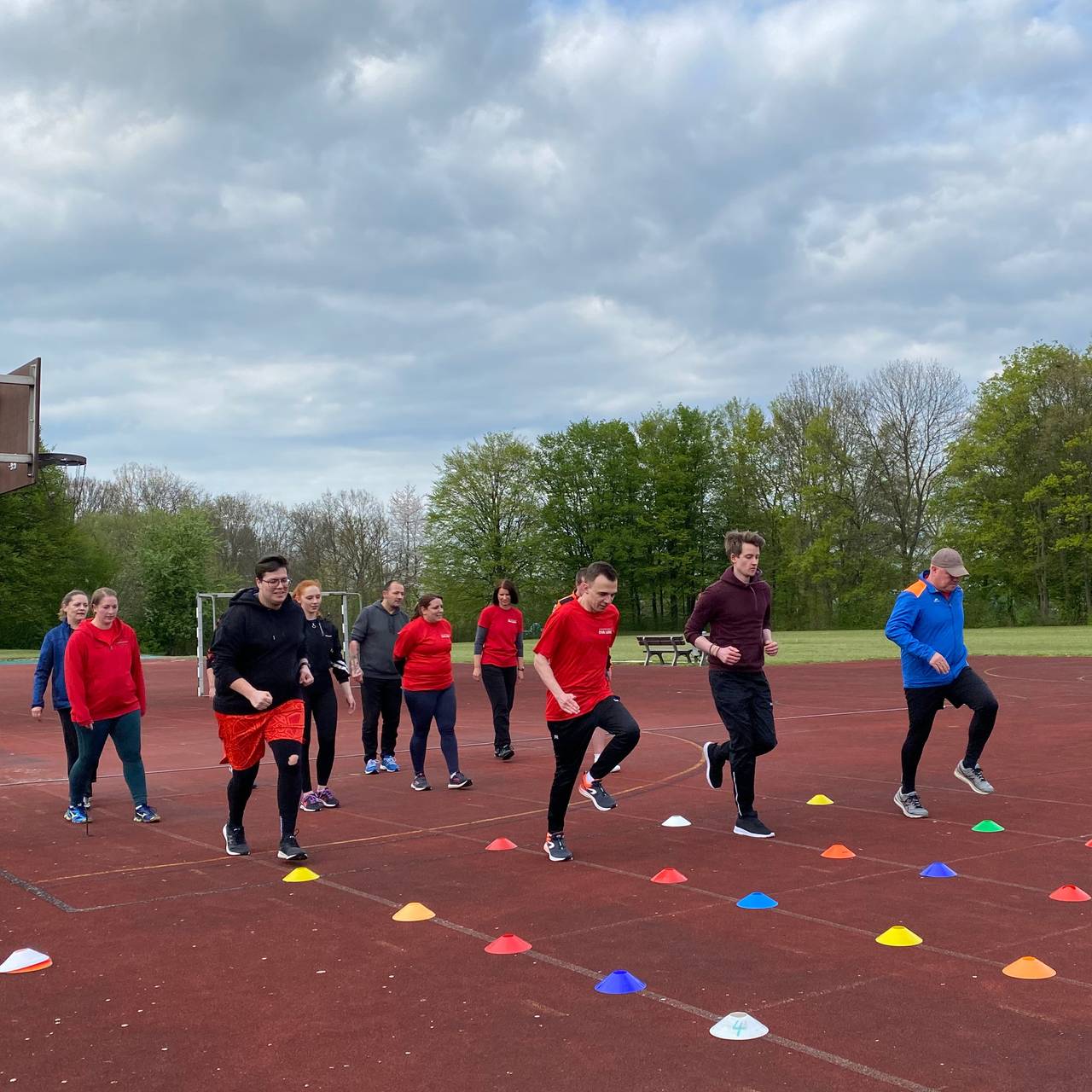 Die Steuerkanzlei Eva Lenz trainiert für den Firmenlauf am Möhnesee.