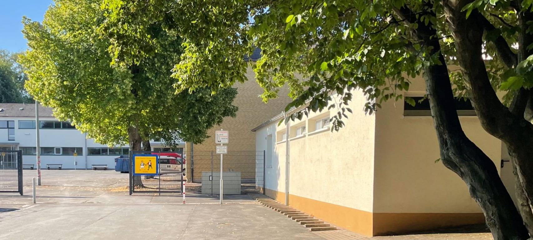 Schulhof mit Bäumen