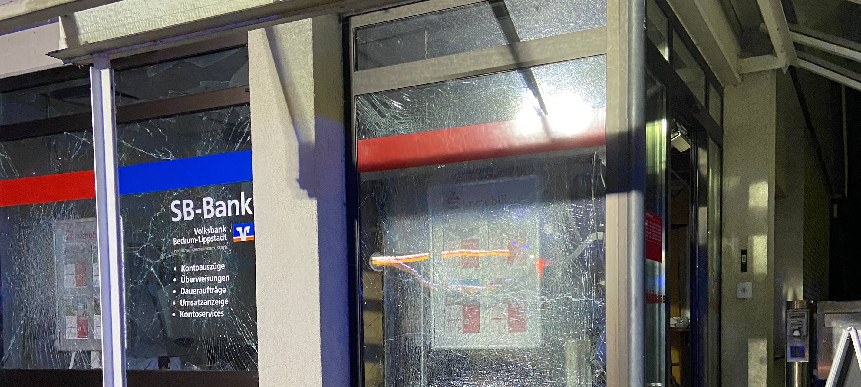 In Lippetal-Oestinghausen wurde ein Sparkassen-Automat gesprengt.