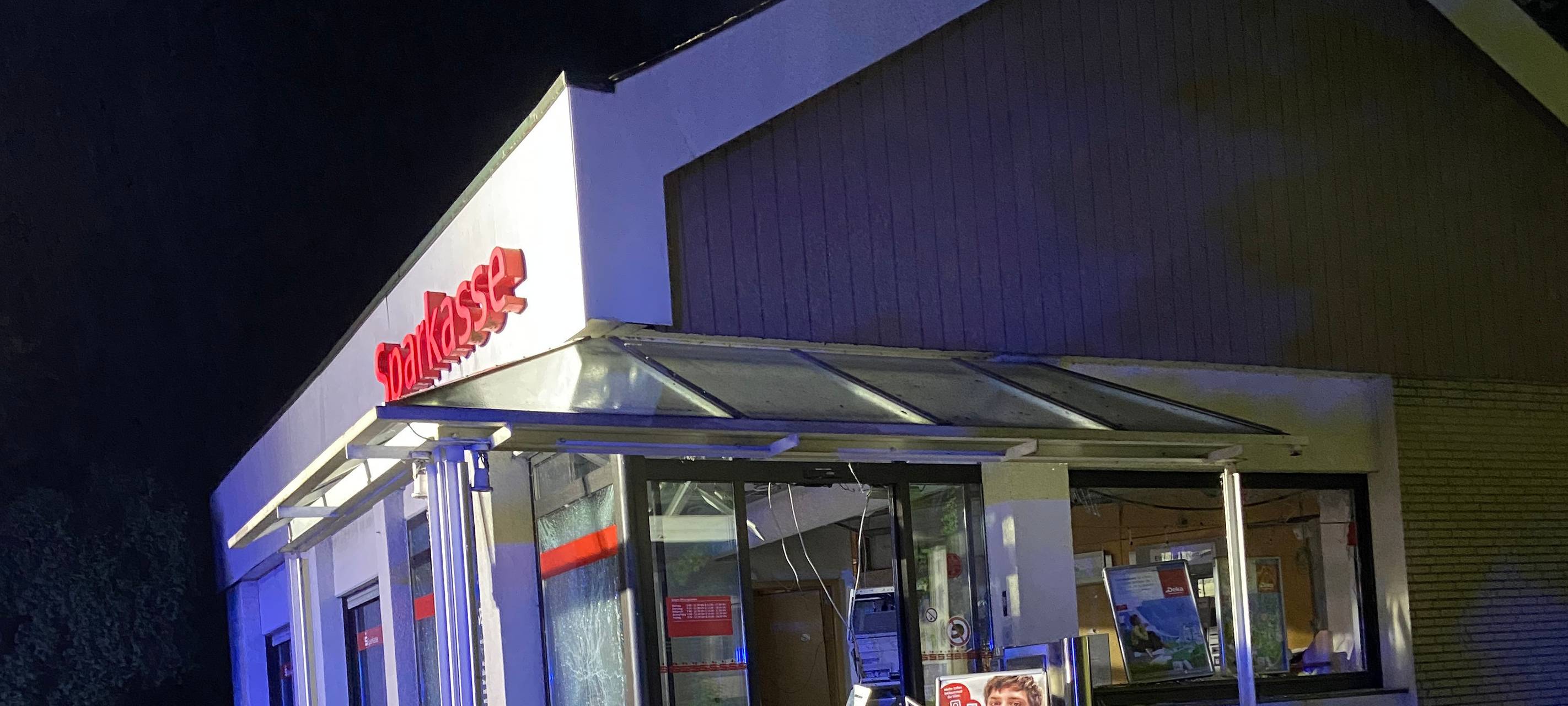 In Lippetal-Oestinghausen wurde ein Sparkassen-Automat gesprengt.