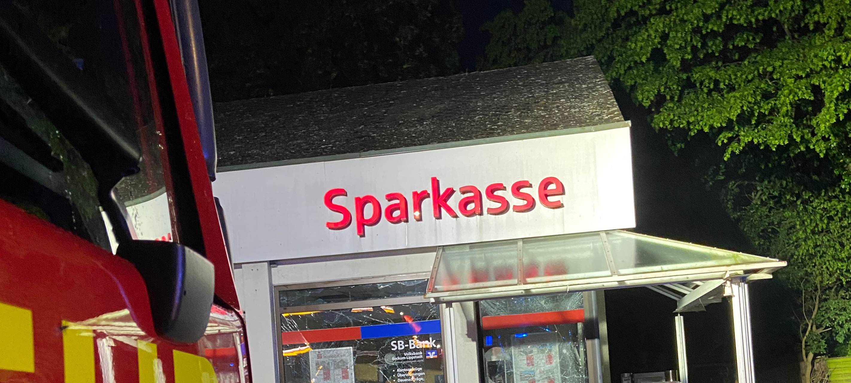 In Lippetal-Oestinghausen wurde ein Sparkassen-Automat gesprengt.