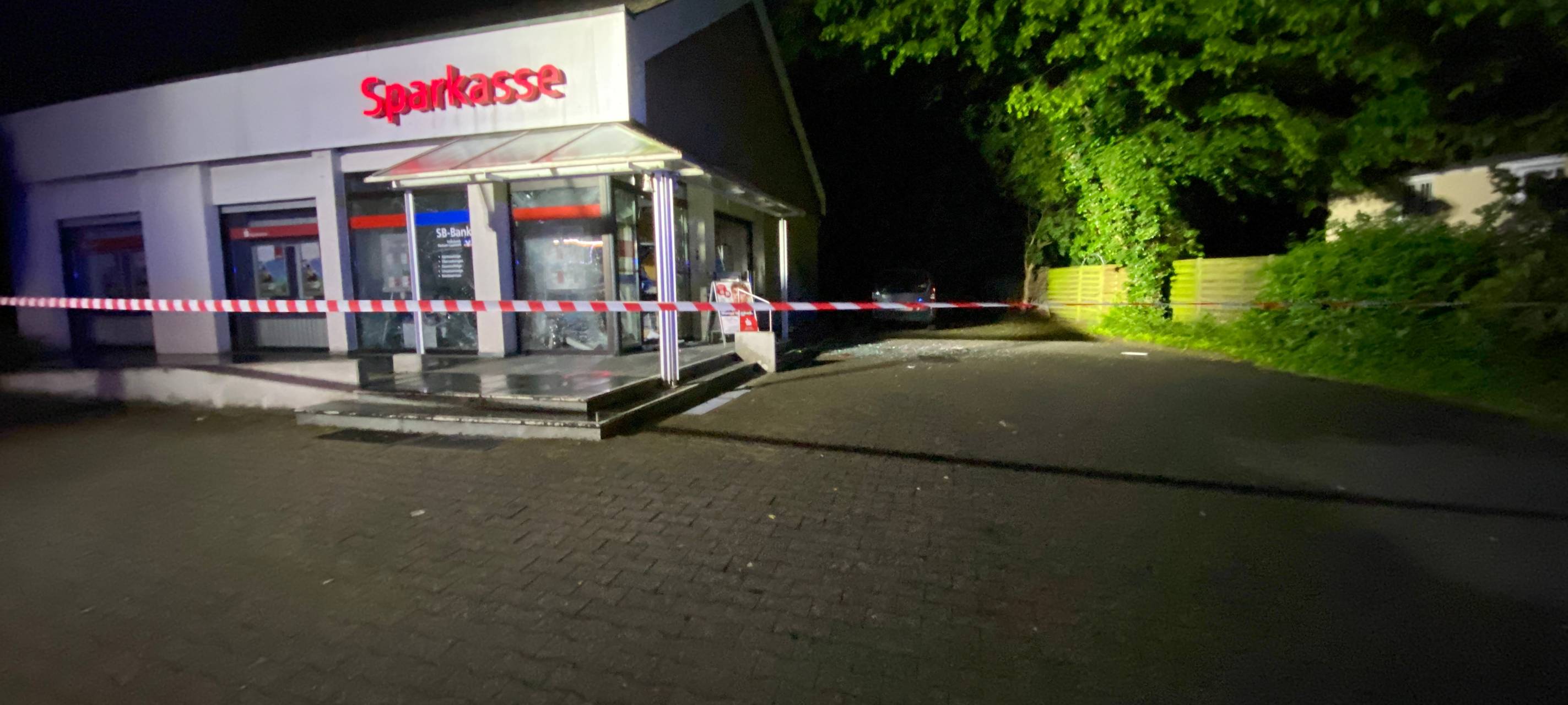 In Lippetal-Oestinghausen wurde ein Sparkassen-Automat gesprengt.