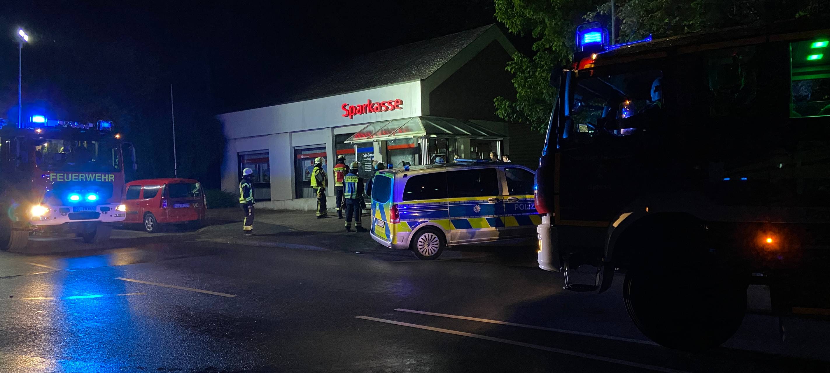 In Lippetal-Oestinghausen wurde ein Sparkassen-Automat gesprengt.
