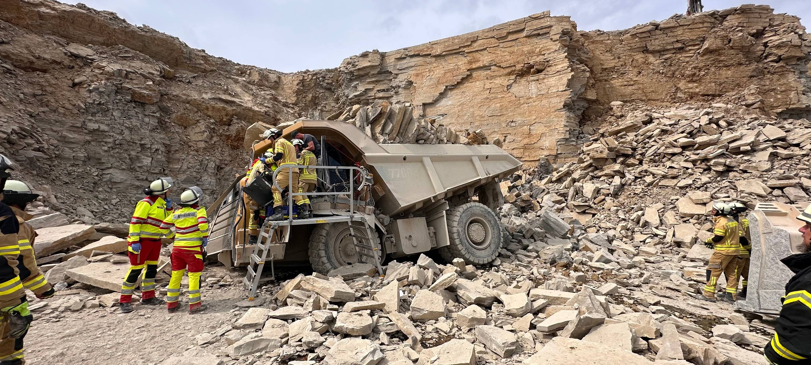 Bei einem Unfall im Steinbruch in Anröchte wurde ein LKW verschüttet.