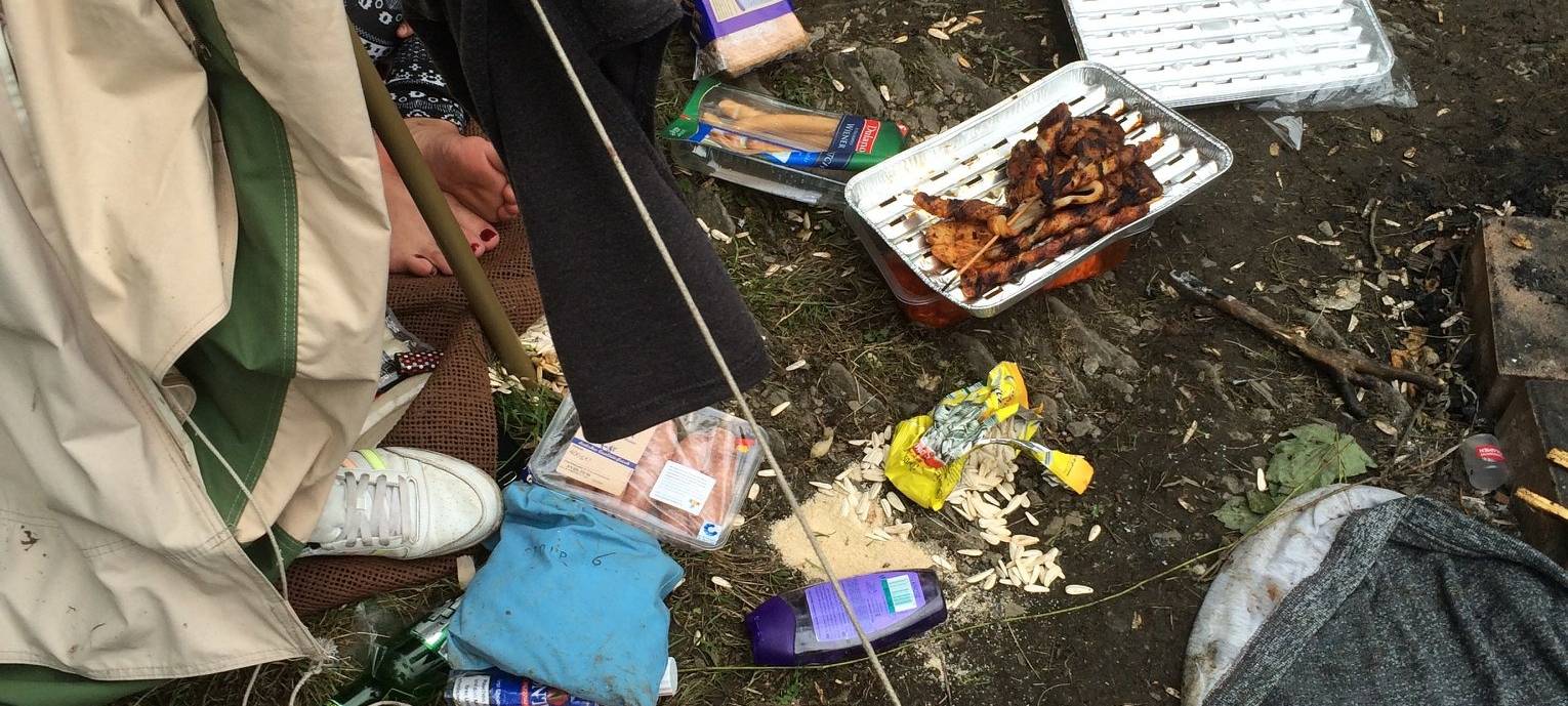 Müll in einem Wald