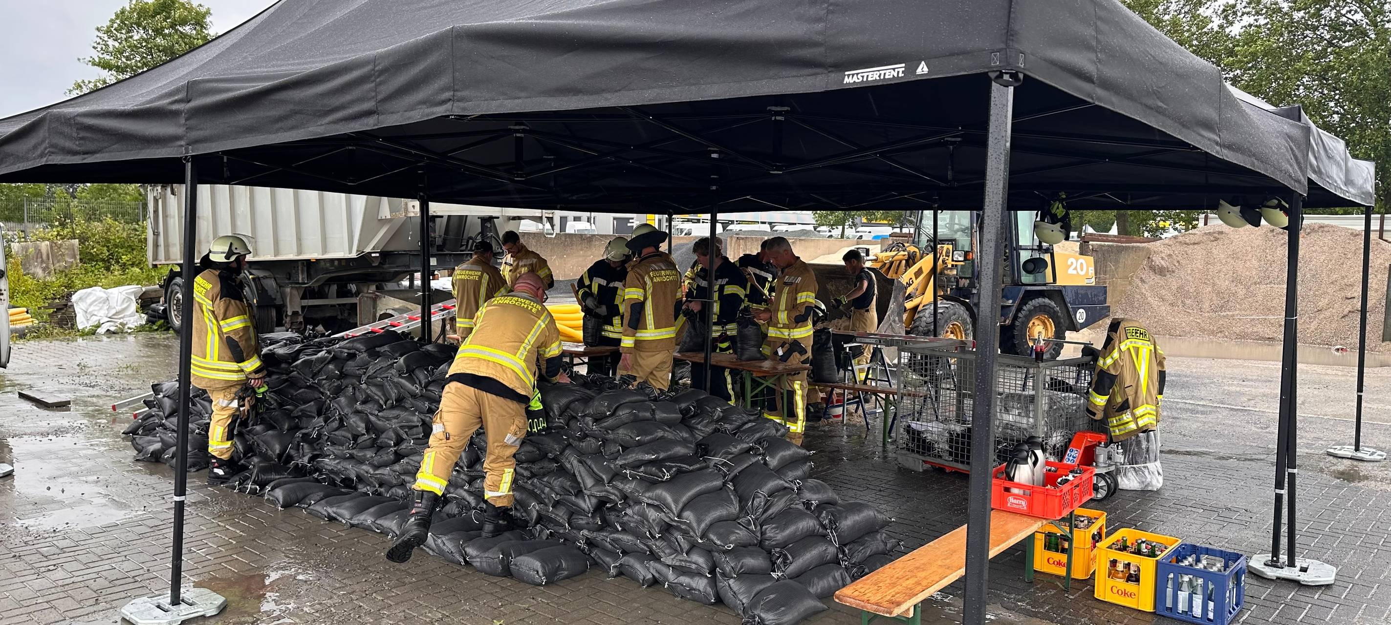 In Soest-Hattrop sichert die Feuerwehr den Ort mit Sandsäcken. Der Soestbach droht überzulaufen.