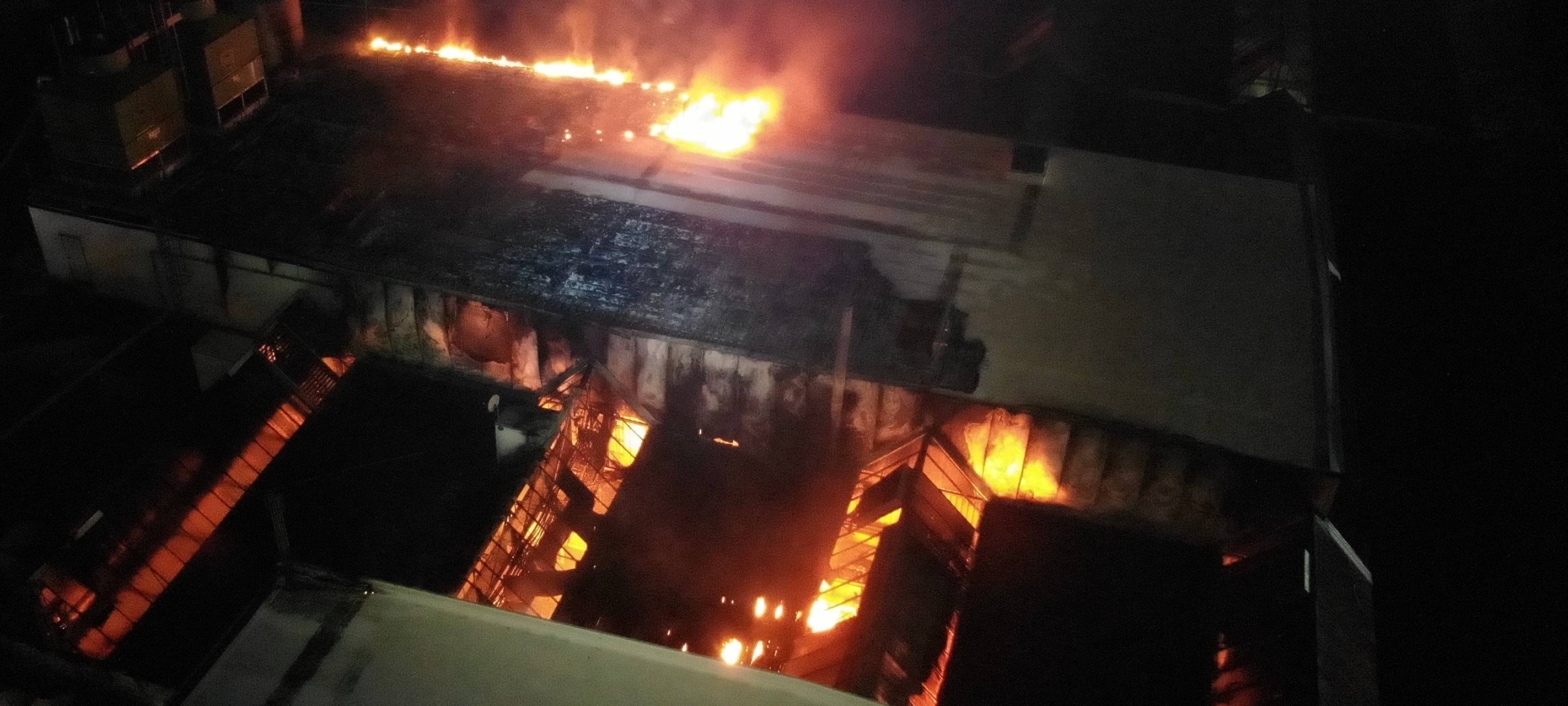 Auch Drohnen unterstützen die Einsatzkräfte im Kampf gegen die Flammen.