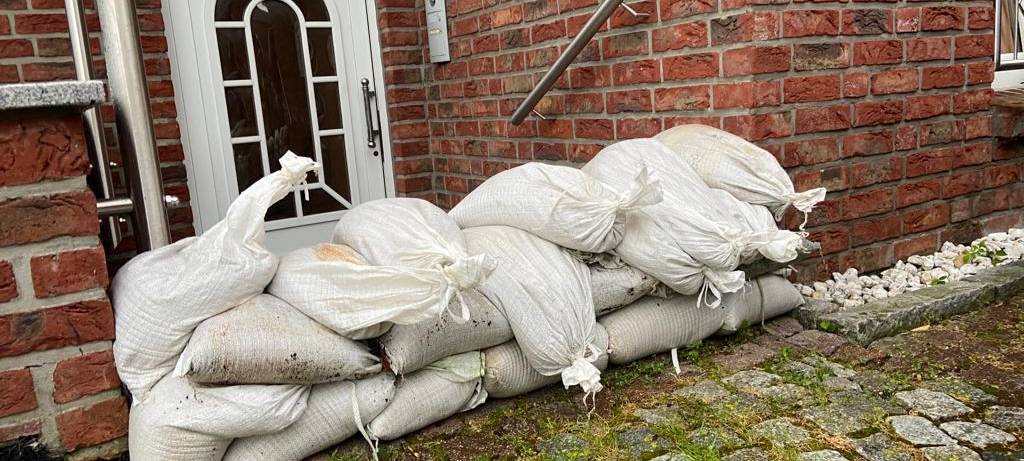 In Soest-Hattrop mussten Häuser mit Sandsäcken gesichert werden, weil der Soestbach überzulaufen drohte.