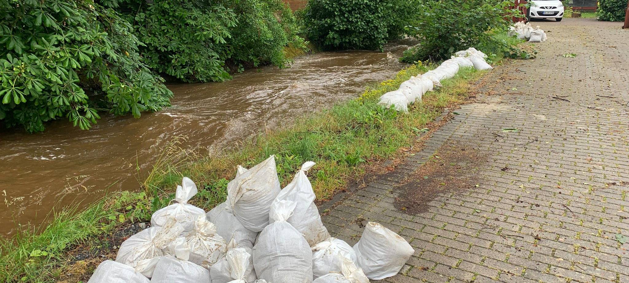 Die Wege entlang der Bache wurden mit Sandsäcken gesichert