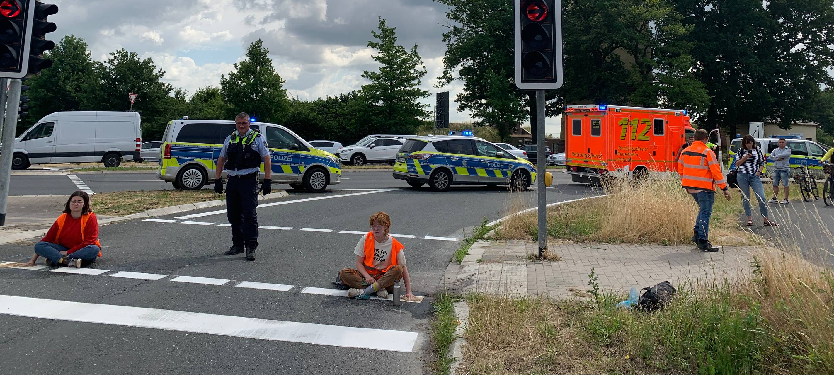 Aktivistinnen und Aktivisten der letzten Generation haben sich auf der B55 in Lippstadt festgeklebt.