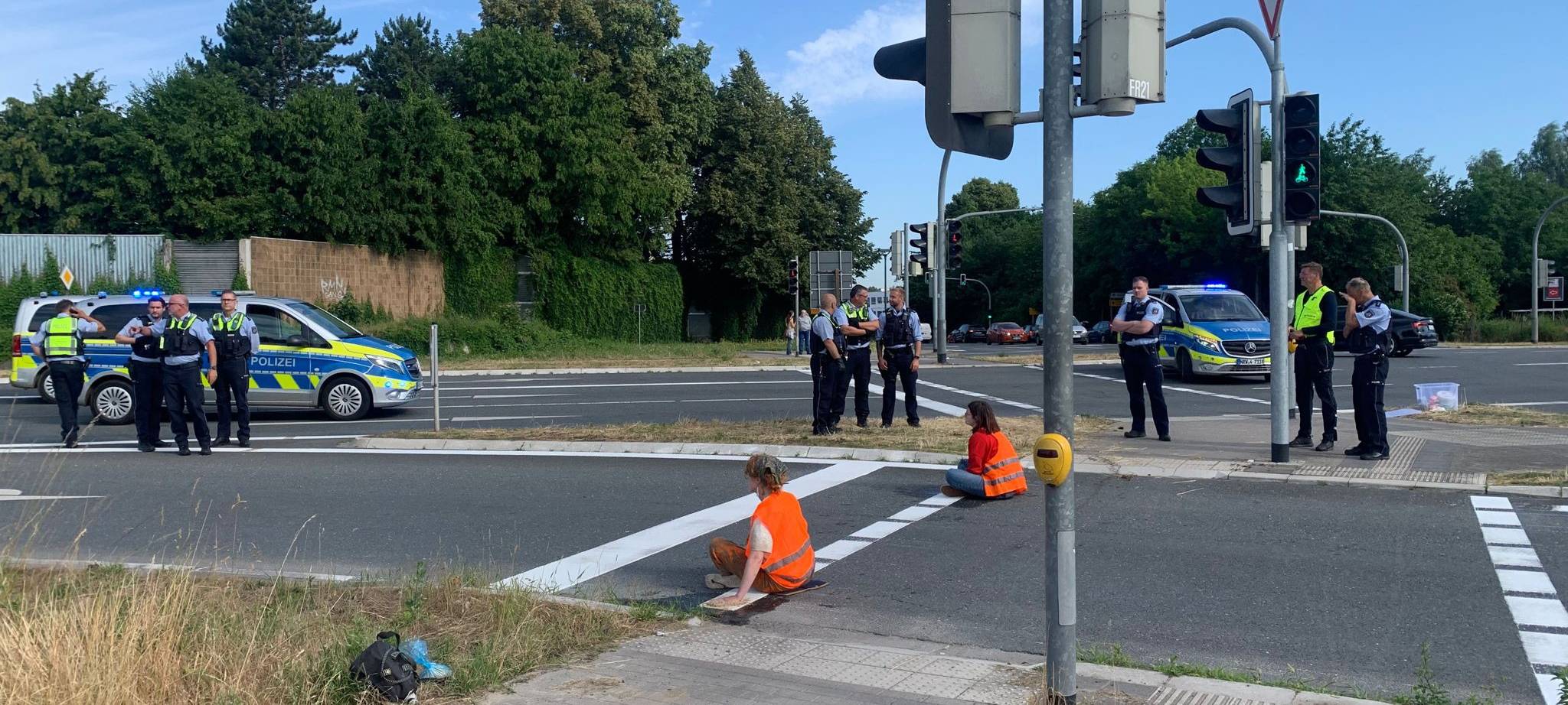 Aktivistinnen und Aktivisten der letzten Generation haben sich auf der B55 in Lippstadt festgeklebt.