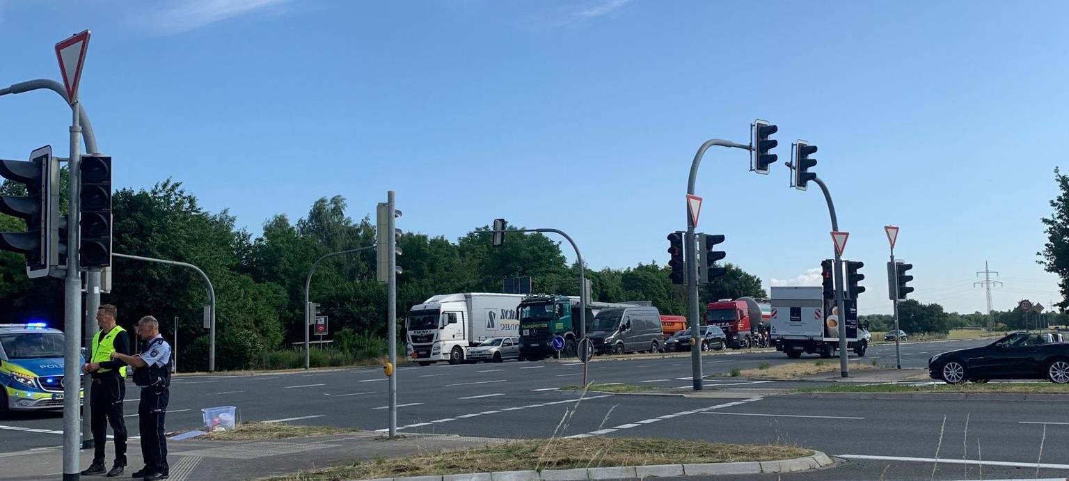 Aktivistinnen und Aktivisten der letzten Generation haben sich auf der B55 in Lippstadt festgeklebt.