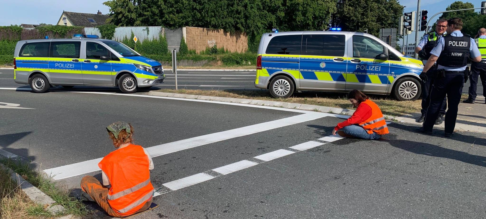 Aktivistinnen und Aktivisten der letzten Generation haben sich auf der B55 in Lippstadt festgeklebt.