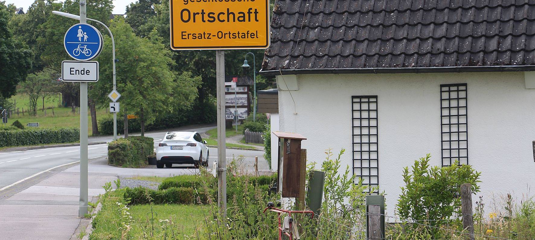 Skurriles Ortsschild in Warstein-Hirschberg