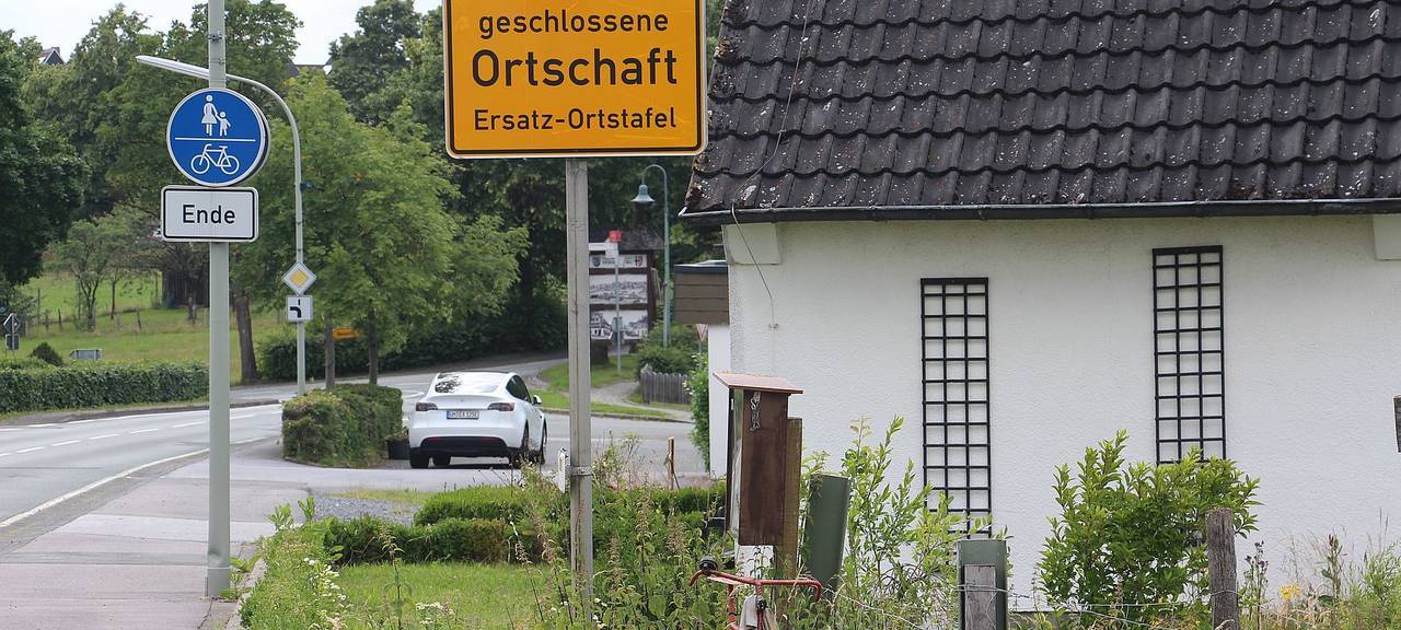 In Warstein-Hirschberg steht eine sogenannte "Ersatz-Ortstafel" am Ortseingang.