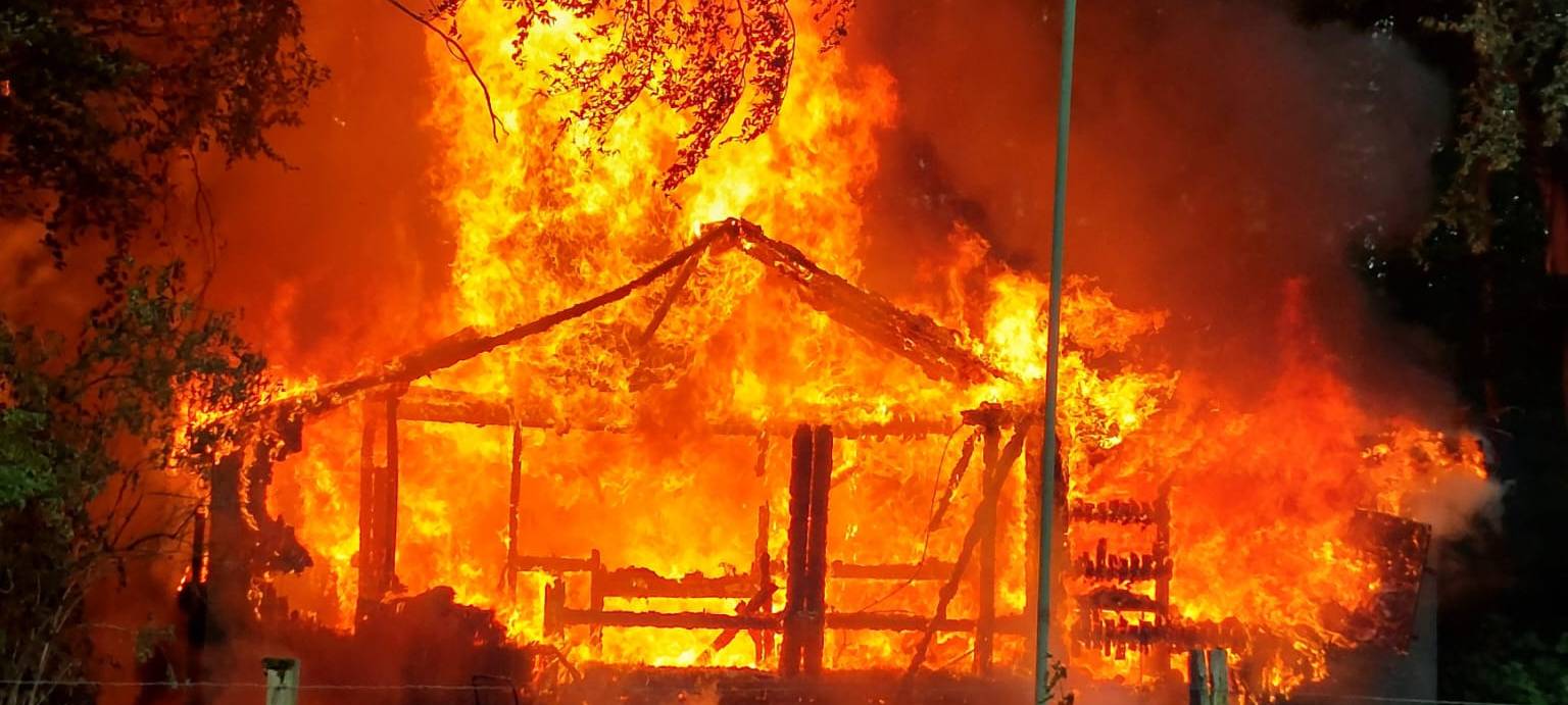 Brennende Waldhütte hält Anröchter Feuerwehr auf Trab