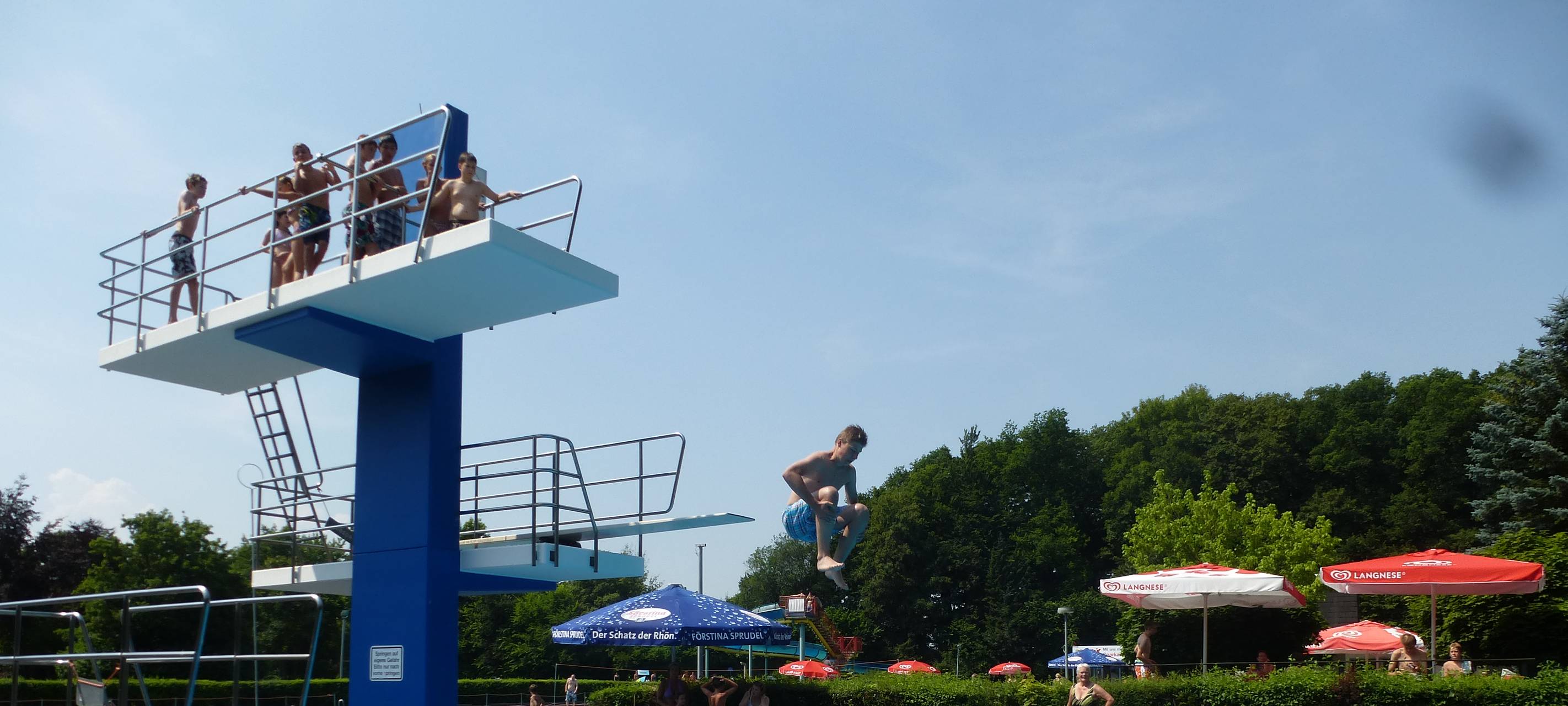 Anröchte: Der Kampf um die beste Arschbombe im Waldfreibad!