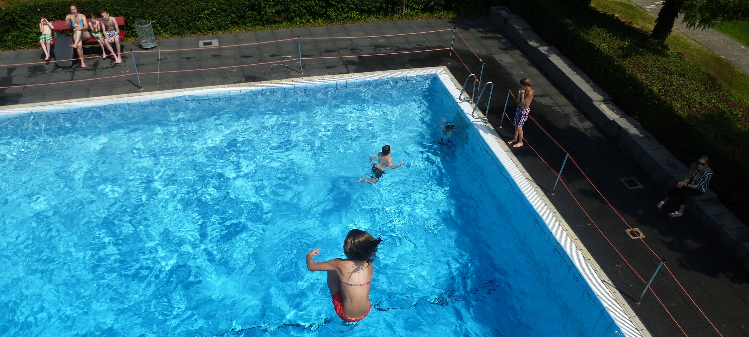 Anröchte: Der Kampf um die beste Arschbombe im Waldfreibad!