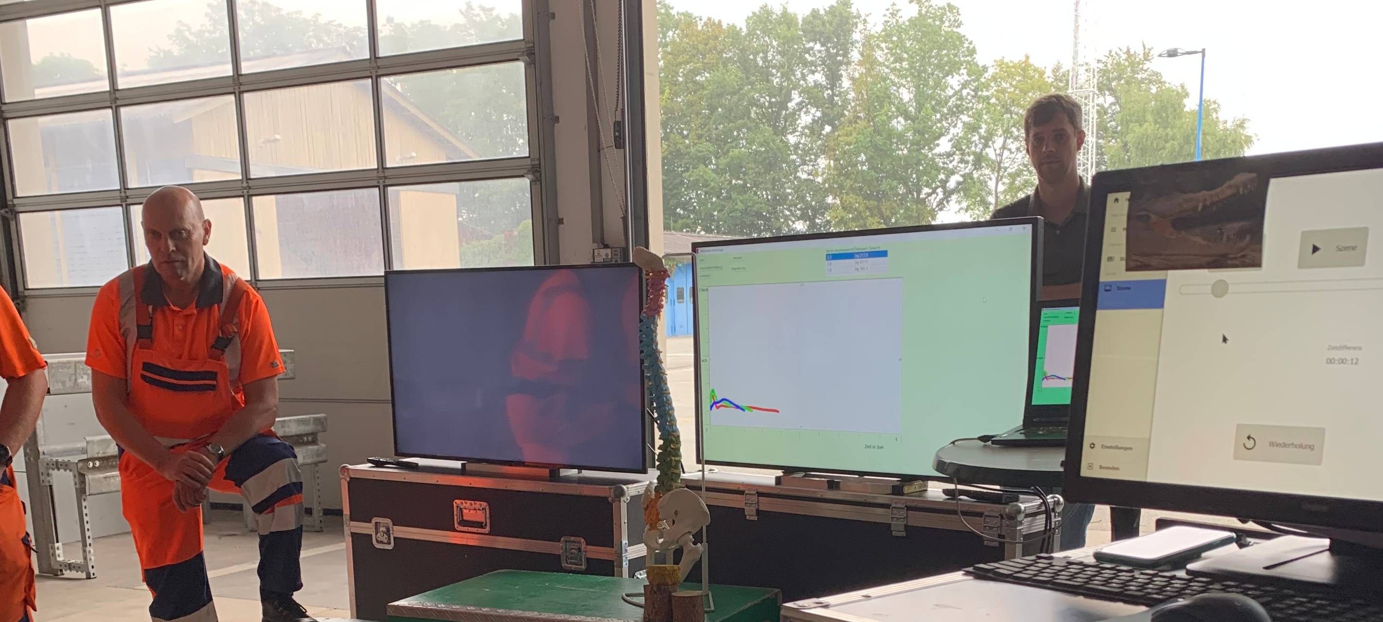 Straßenwärterinnen und Straßenwärter trainieren beim Risikoparcours in Werl.