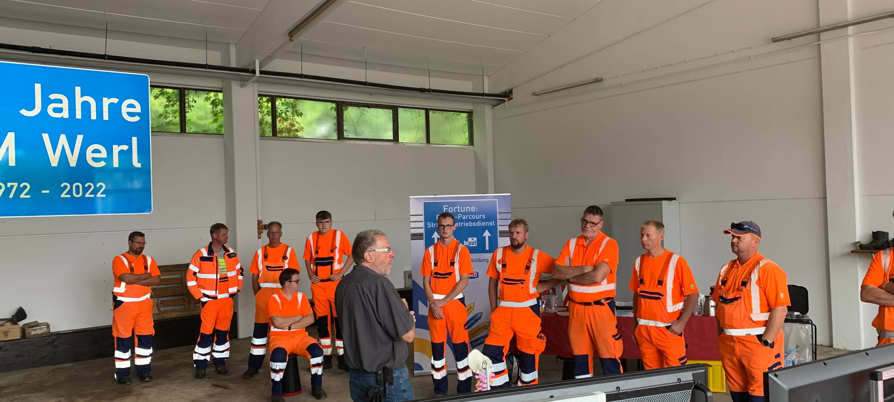 Straßenwärterinnen und Straßenwärter trainieren beim Risikoparcours in Werl.