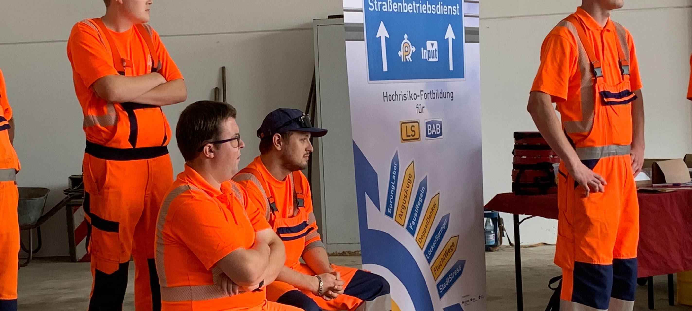 Straßenwärterinnen und Straßenwärter trainieren beim Risikoparcours in Werl.