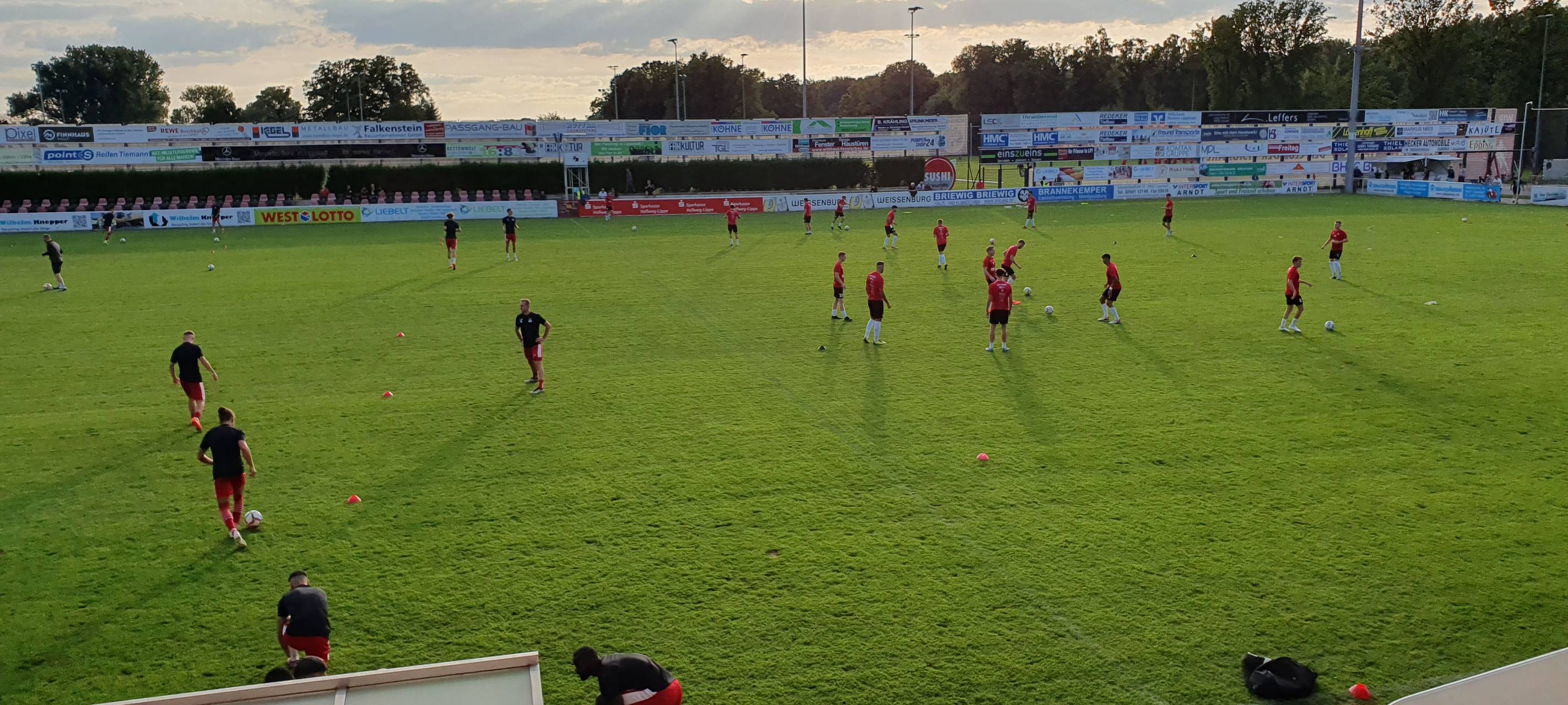 Der SV Lippstadt beim Warmmachen vor dem Spiel gegen Rot-Weiß Ahlen am 7. Spieltag der Saison 2023/24 in der Regionalliga West.