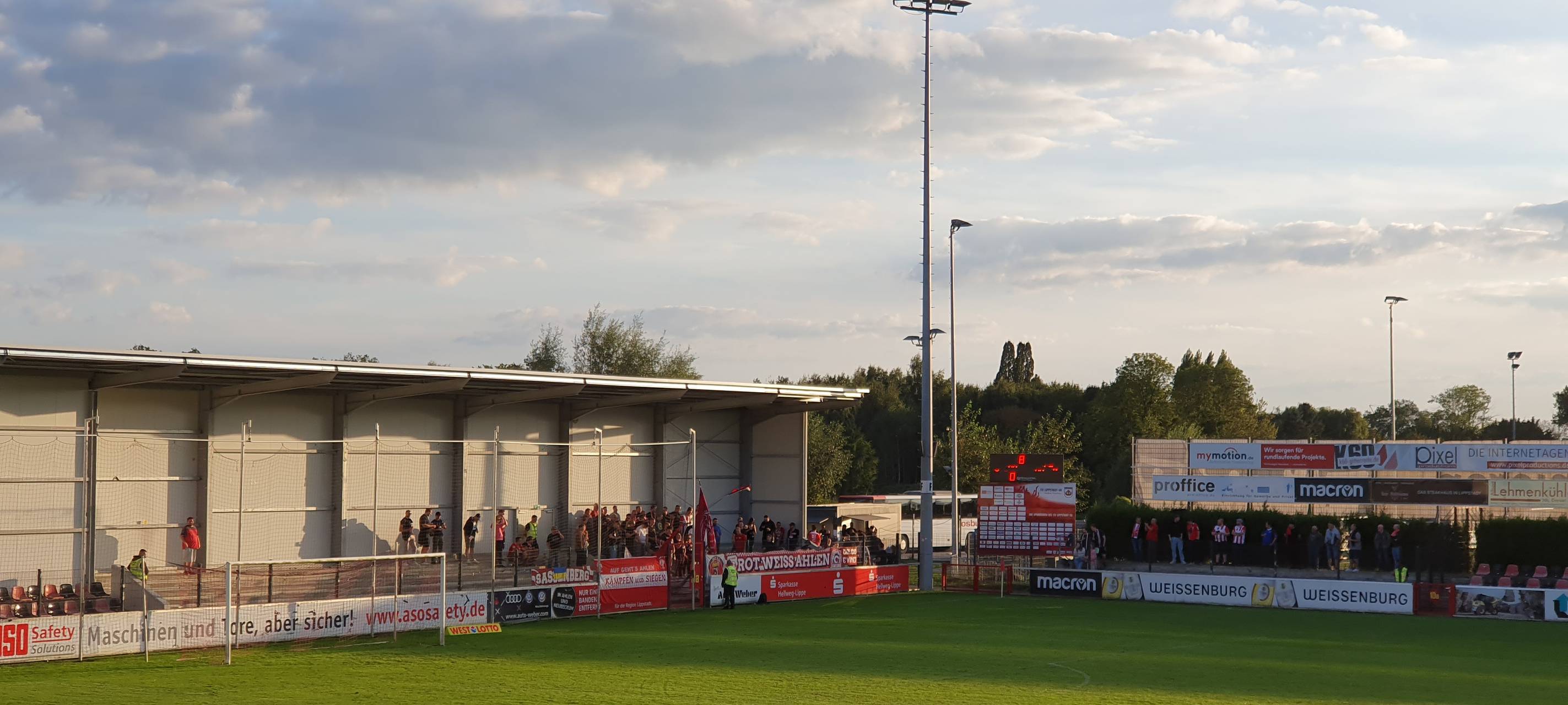 Fans von Rot-Weiß Ahlen beim SV Lippstadt am 7. Spieltag der Saison 2023/24 in der Regionalliga West.