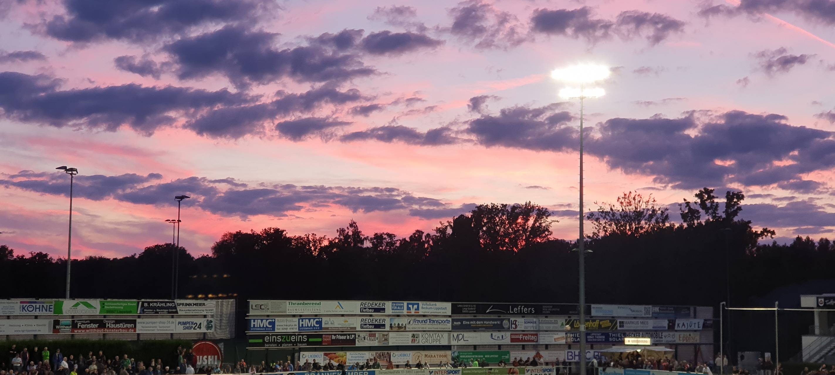 Der SV Lippstadt 08 feiert am 7. Spieltag der Saison 2023/24 einen souveränen 3:0-Erfolg gegen Rot-Weiß Ahlen in der Regionalliga West.